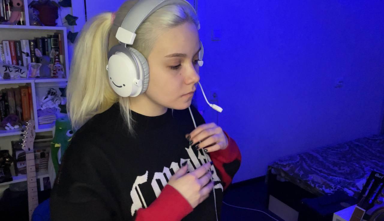 Кадры со стрима девушки в белых наушниках.