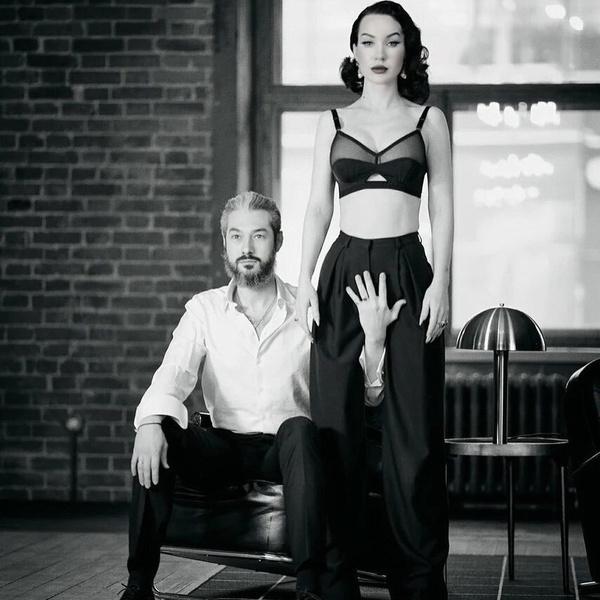 Чёрно-бело постановочное фото Ольги в лифчике. Чёрно-бело постановочное фото Ольги в лифчике.