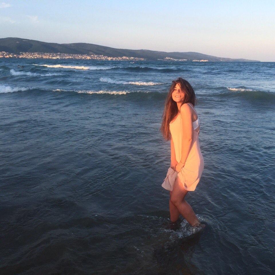 Что известно о биографии модели, тиктокерши Сабины Хайровой.