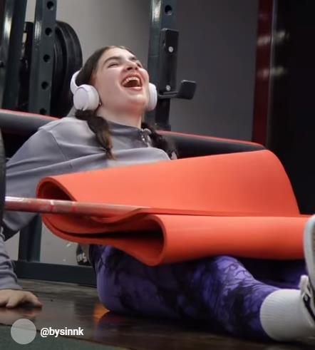 Смех Камиллы Аскеровой.