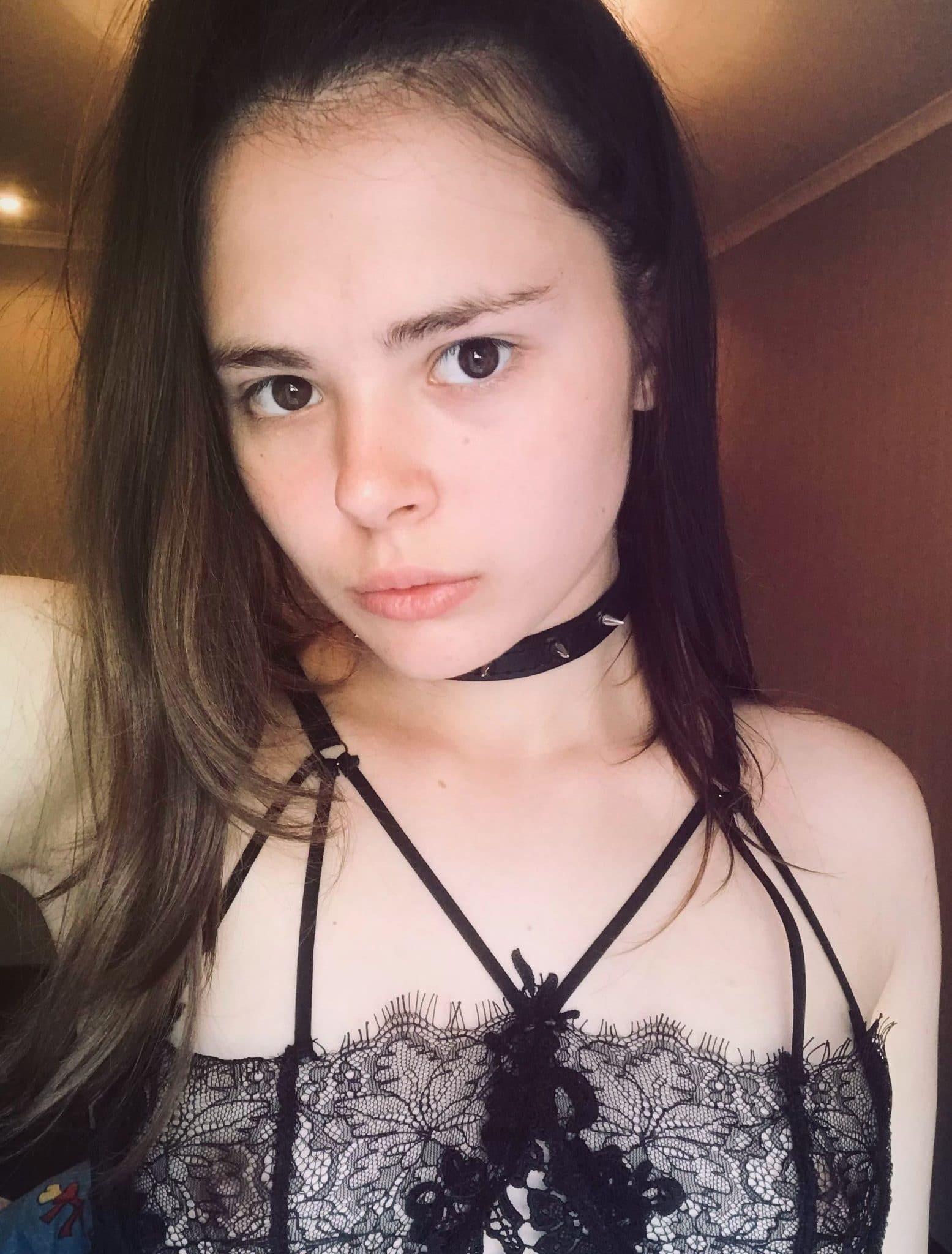 Девушка выглядит на 14 лет, хотя по паспорту красотка давно совершеннолетняя. Девушка выглядит на 14 лет, хотя по паспорту красотка давно совершеннолетняя.