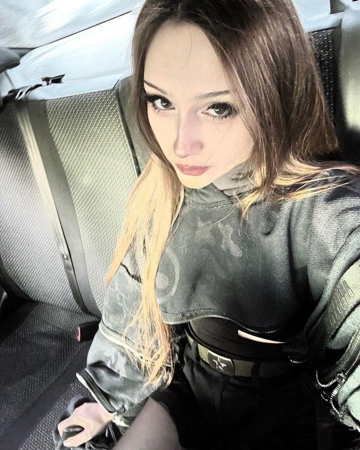 Селфи от dasha228play на заднем сидении такси.