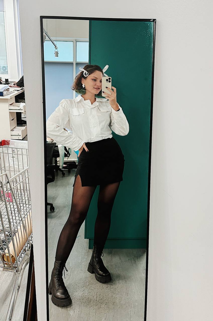 Зарыковская на селфи в белой блузке, чёрной мини юбке и чулках. Зарыковская на селфи в белой блузке, чёрной мини юбке и чулках.