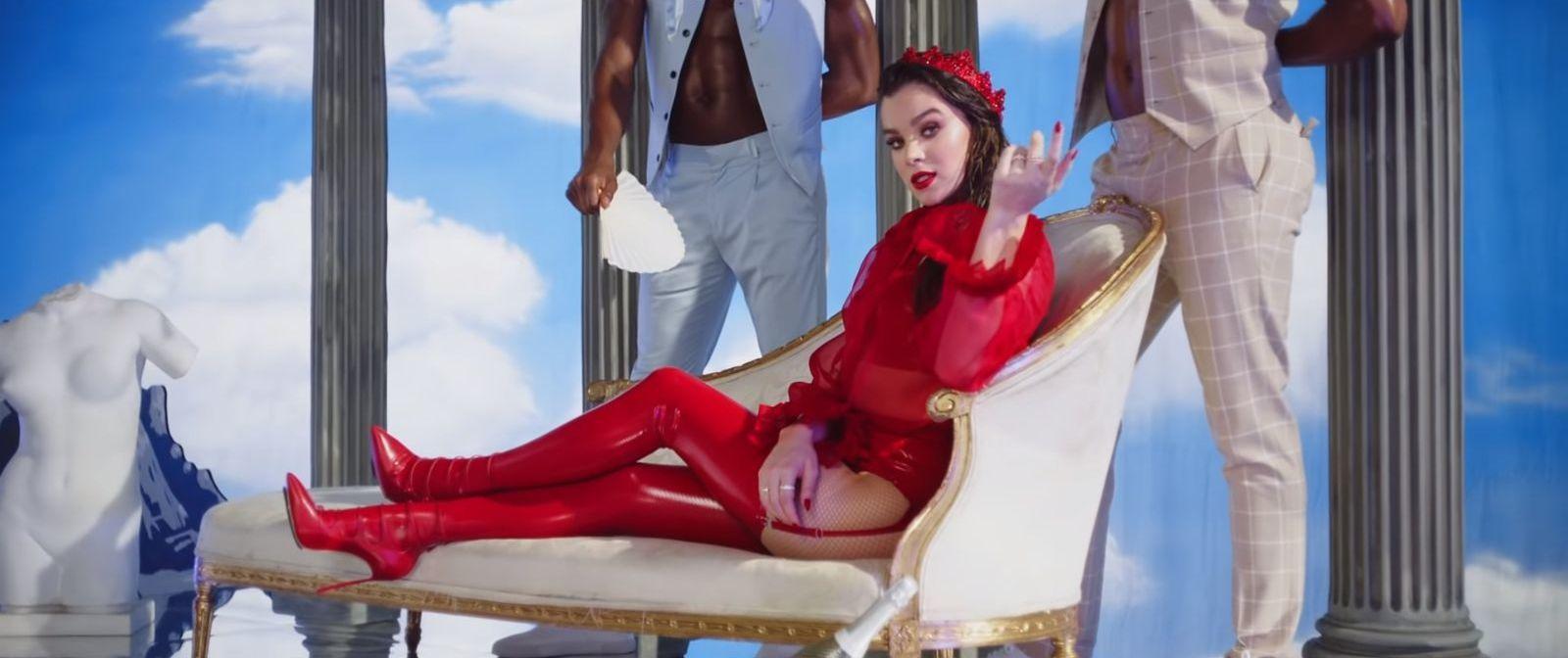 А тут Хейли в одном из своих клипов в красном латексном костюме дьяволицы. А тут Хейли в одном из своих клипов в красном латексном костюме дьяволицы.