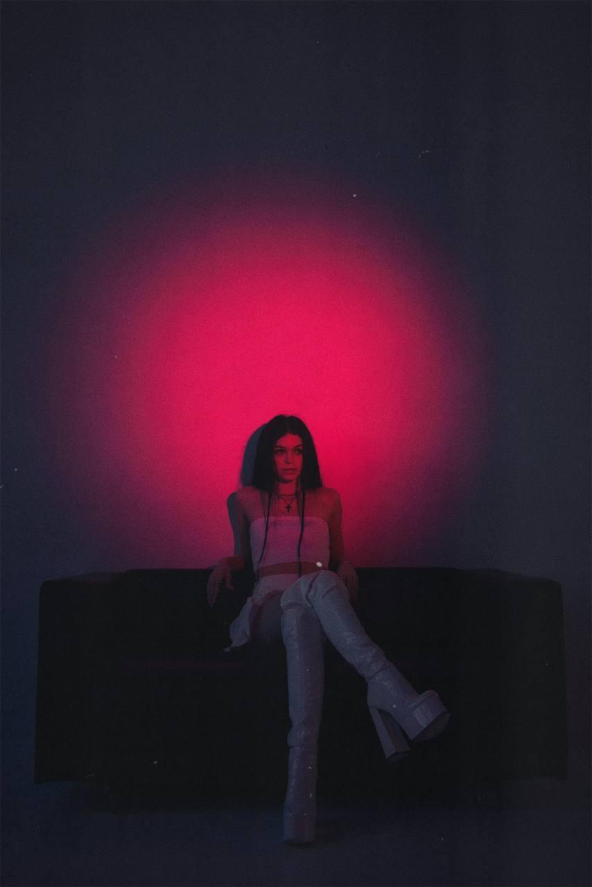 Креативное фото в тёмной комнате с красным освещением. Креативное фото в тёмной комнате с красным освещением.