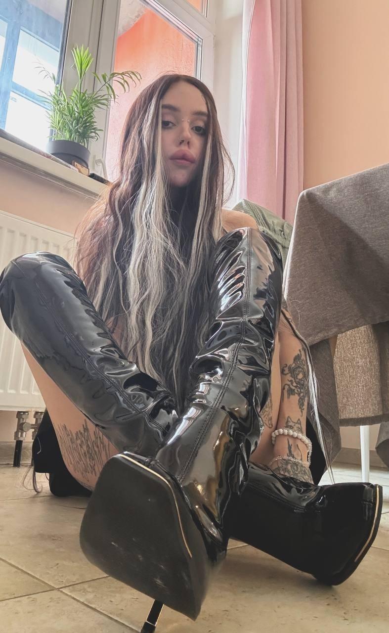 Фото лапы в кожаных латексных сапогах. Фото лапы в кожаных латексных сапогах.