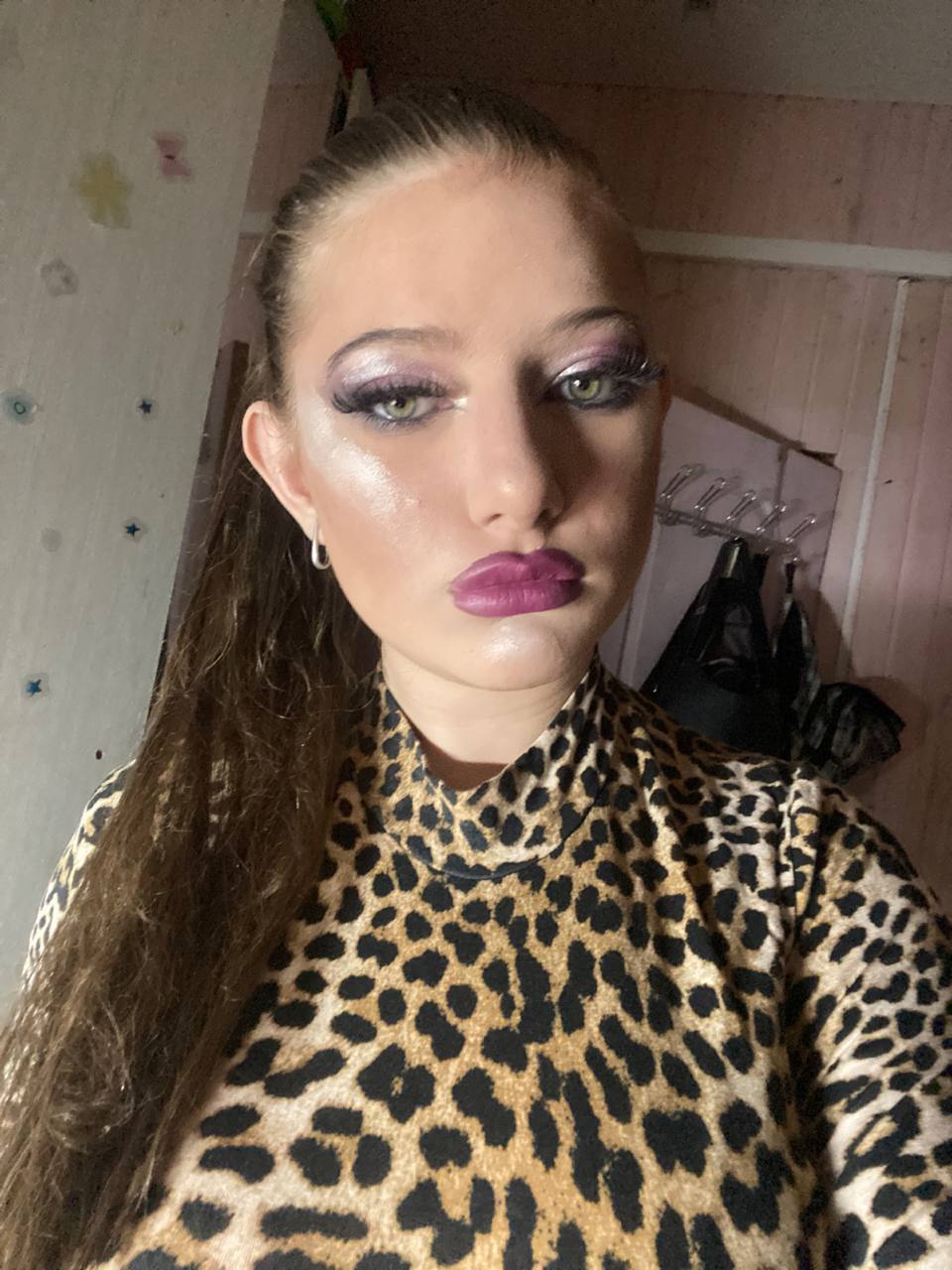 Перемакияженная Регина ВТФ в леопардовой кофте чуть не плачет.