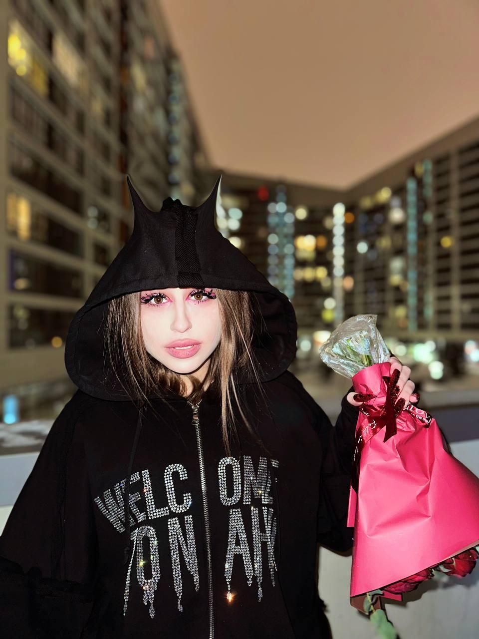 Фото на улице с букетом цветов. Фото на улице с букетом цветов.