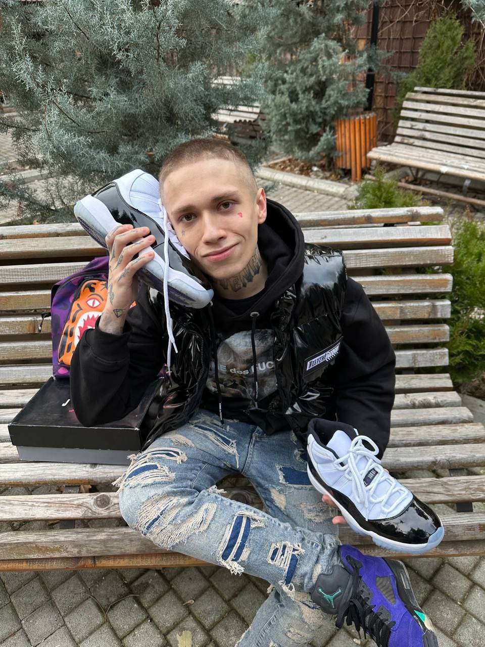 Ураган Хокаге очень любит кроссовки.