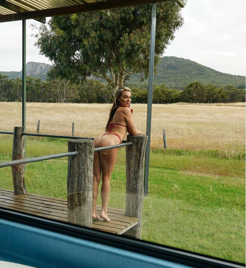 Ещё один откровенный снимок с Tash Peterson в мини бикини. Ещё один откровенный снимок с Tash Peterson в мини бикини.