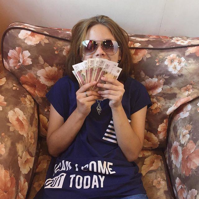 А тут Аля в молодости делает популярный снимок с кучей денег, да вот только номинал маловат).