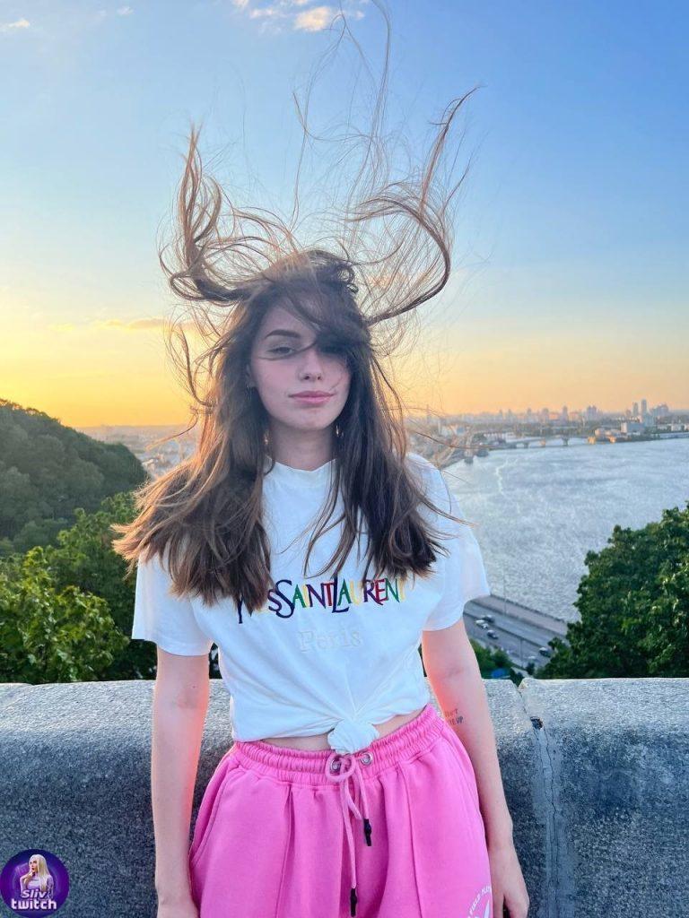 На своих стримах она играет в Dead by Daylight, Valorant и просто общается с чатом. На своих стримах она играет в Dead by Daylight, Valorant и просто общается с чатом.