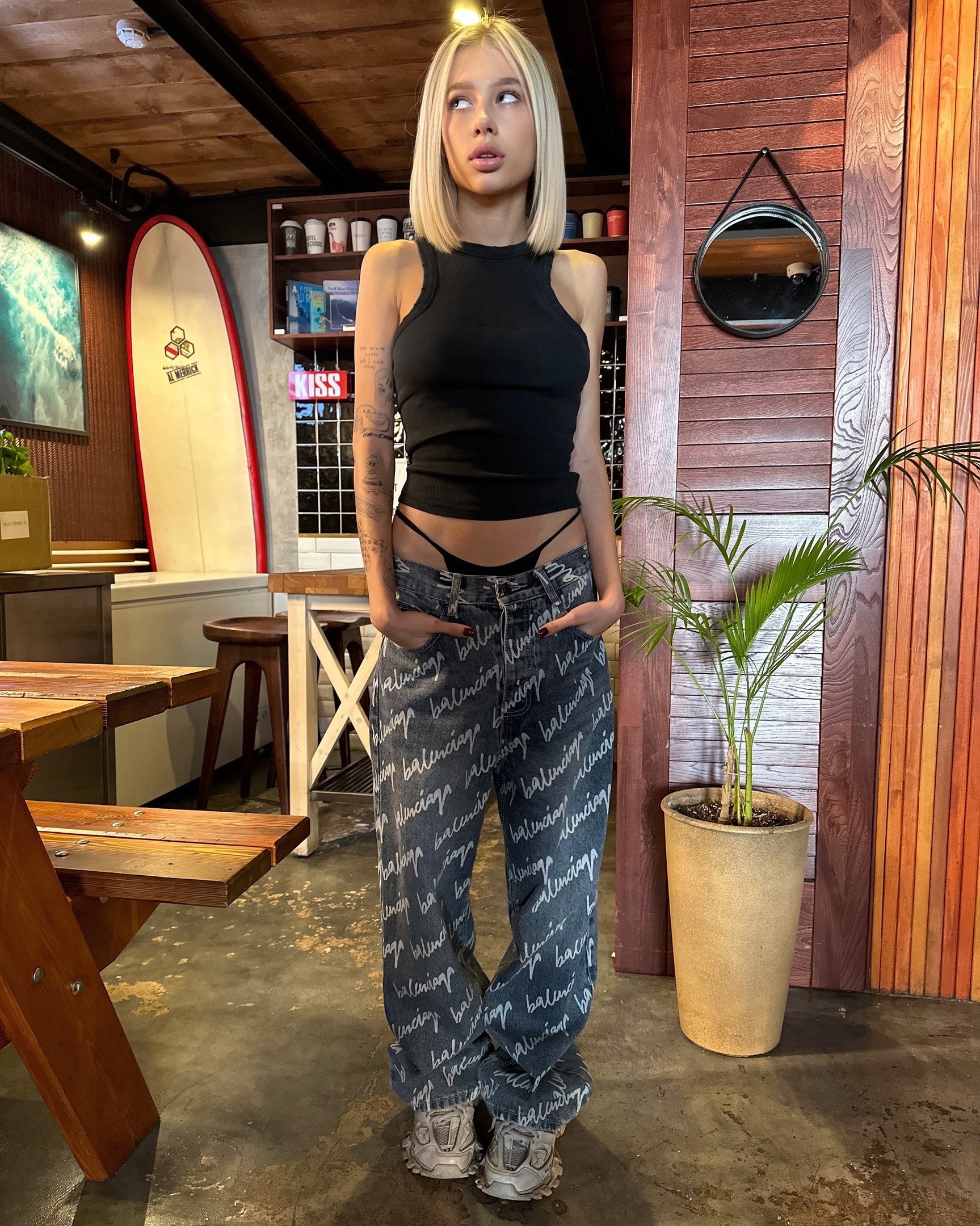 Блондинка tatisize на фото с кафе с припущенными джинами, под которыми видны трусы.