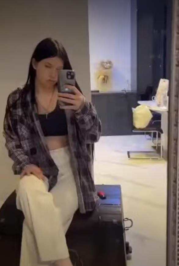 Селфи Ульяны на сундуке. Селфи Ульяны на сундуке.