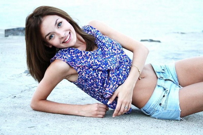 А тут она на пляже на уже в джинсовых шортах. А тут она на пляже на уже в джинсовых шортах.