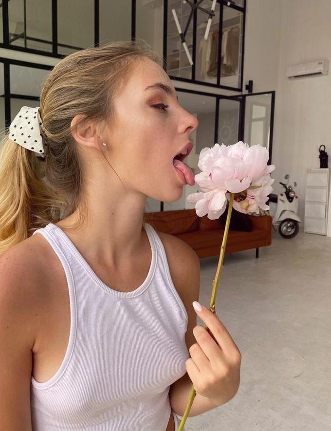 Также Ирина в своих постах делится рассказами и статьями о модельной жизни, и изредка пишет о себе. Также Ирина в своих постах делится рассказами и статьями о модельной жизни, и изредка пишет о себе.