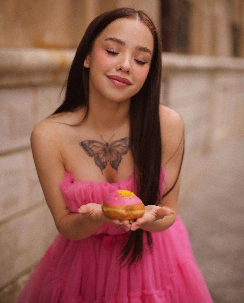 К сожалению полностью голая обнаруженной не было. Вышли стильные фотографии для любителей гламура.