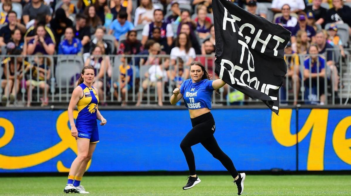 Кадр с её протеста во время футбольного матча. Кадр с её протеста во время футбольного матча.