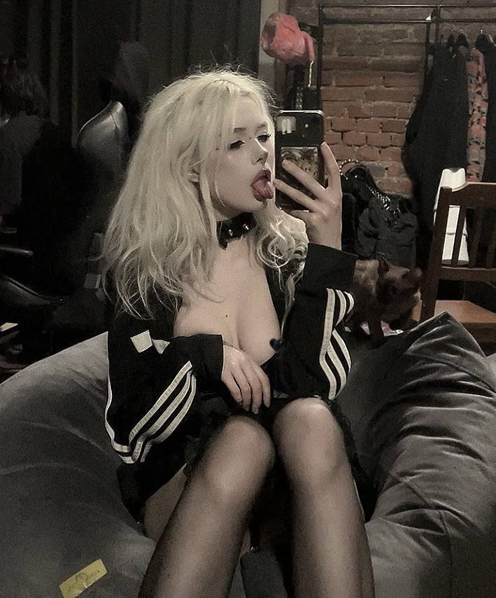 Горячее фото с Par4d0xy с высунутым языком и в чулках.