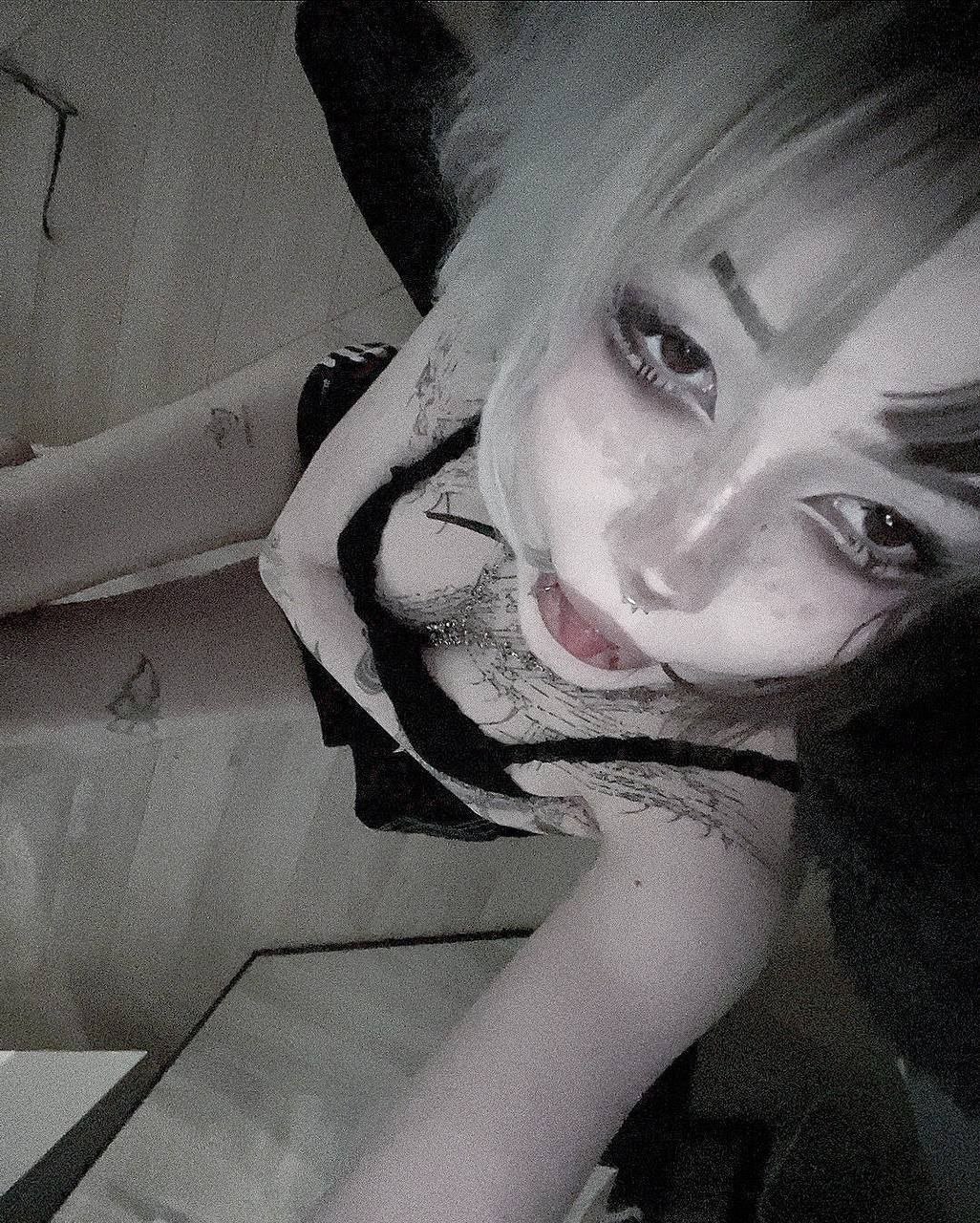 Соблазнительное селфи от Парадокси с откровенным вырезом на груди.