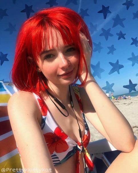 Пляжный снимок prettykkittykat в цветочном лифчике от купальника. Пляжный снимок prettykkittykat в цветочном лифчике от купальника.