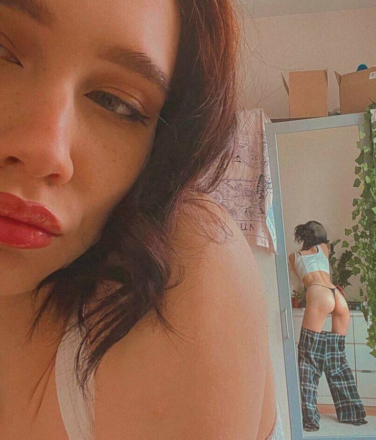 А на этом селфи Левченко показала подписчикам свою голую спину и попу в стрингах.