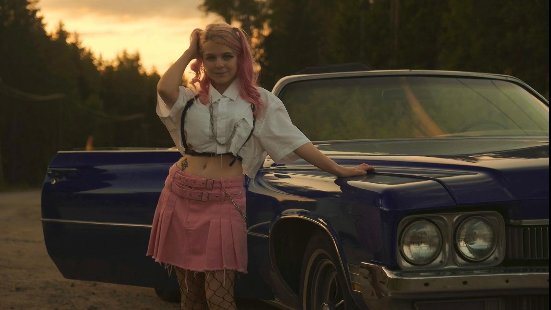 Стильное фото у машины в чулках в сеточку на фоне заката от Эми Роуз. Стильное фото у машины в чулках в сеточку на фоне заката от Эми Роуз.