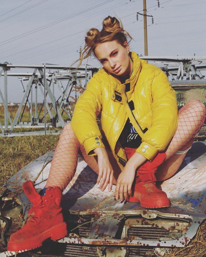 Прикольный снимок Марии с пучками на голове и красных чулках в сеточку.