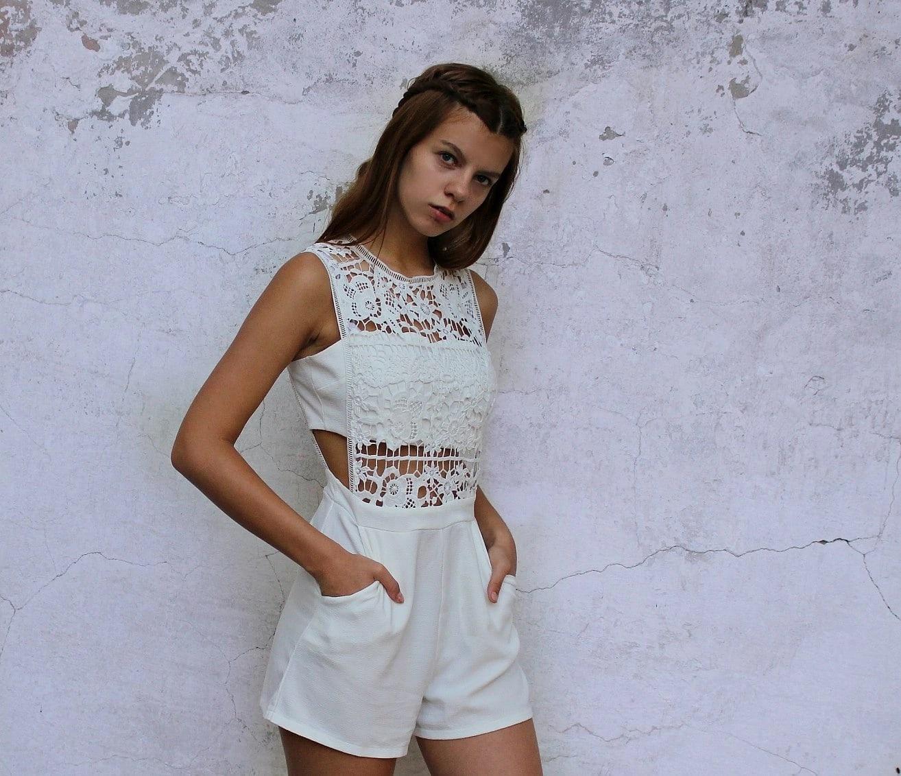 Стильная геймерша anetka в белом летнем комбинезоне. Стильная геймерша anetka в белом летнем комбинезоне.