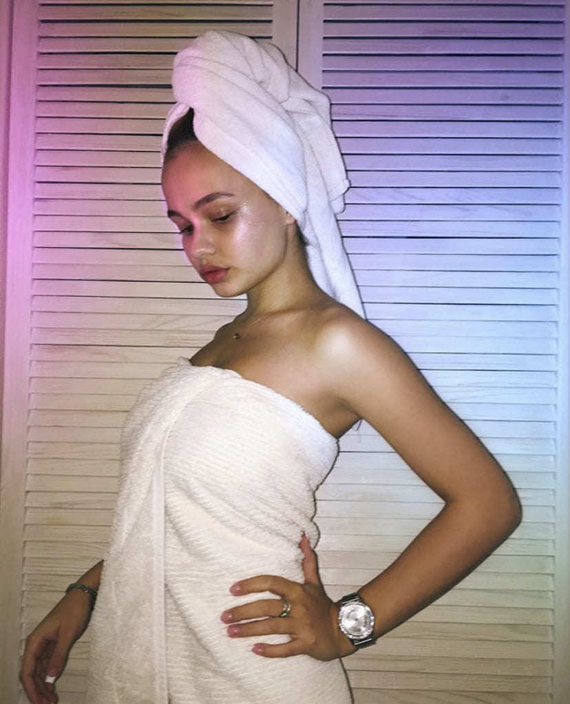 В него входят более десяти фотографий, на которых&nbsp;Валя&nbsp;Карнаухова (настоящее имя девушки) красуется с голой грудью.