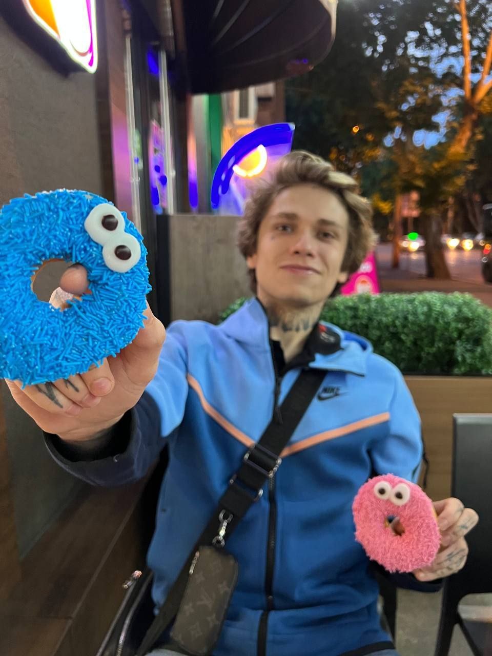 Смешной снимок с пончиками.