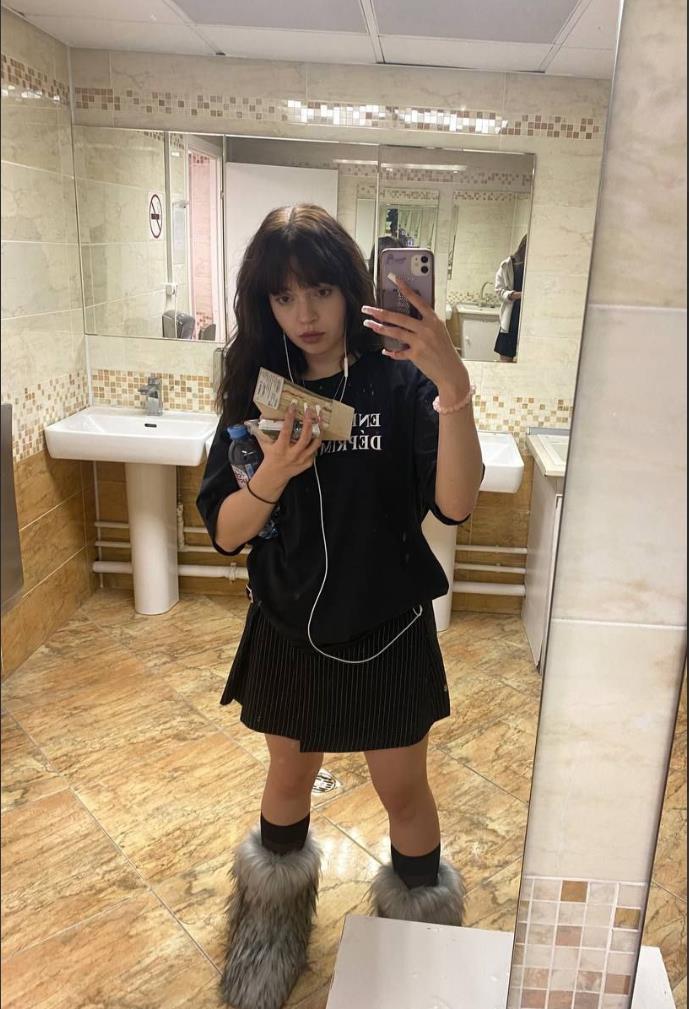 Ещё одно селфи из толчка в юбке. Ещё одно селфи из толчка в юбке.