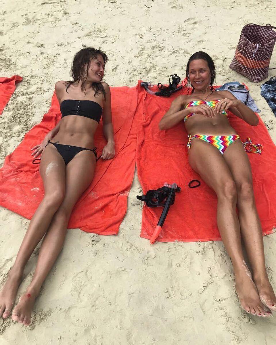 Пернелл на отдыхе в чёрном бикини. Пернелл на отдыхе в чёрном бикини.