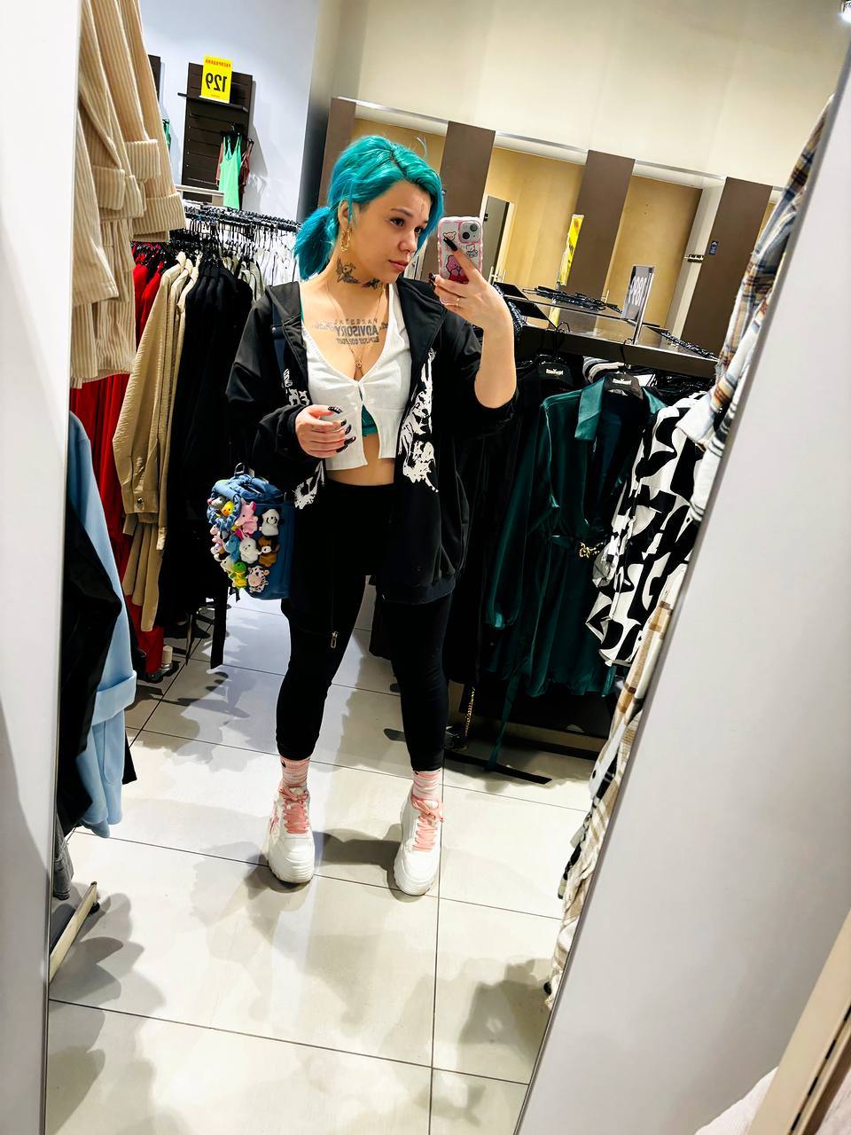 Стильное селфи в магазине одежды. Стильное селфи в магазине одежды.