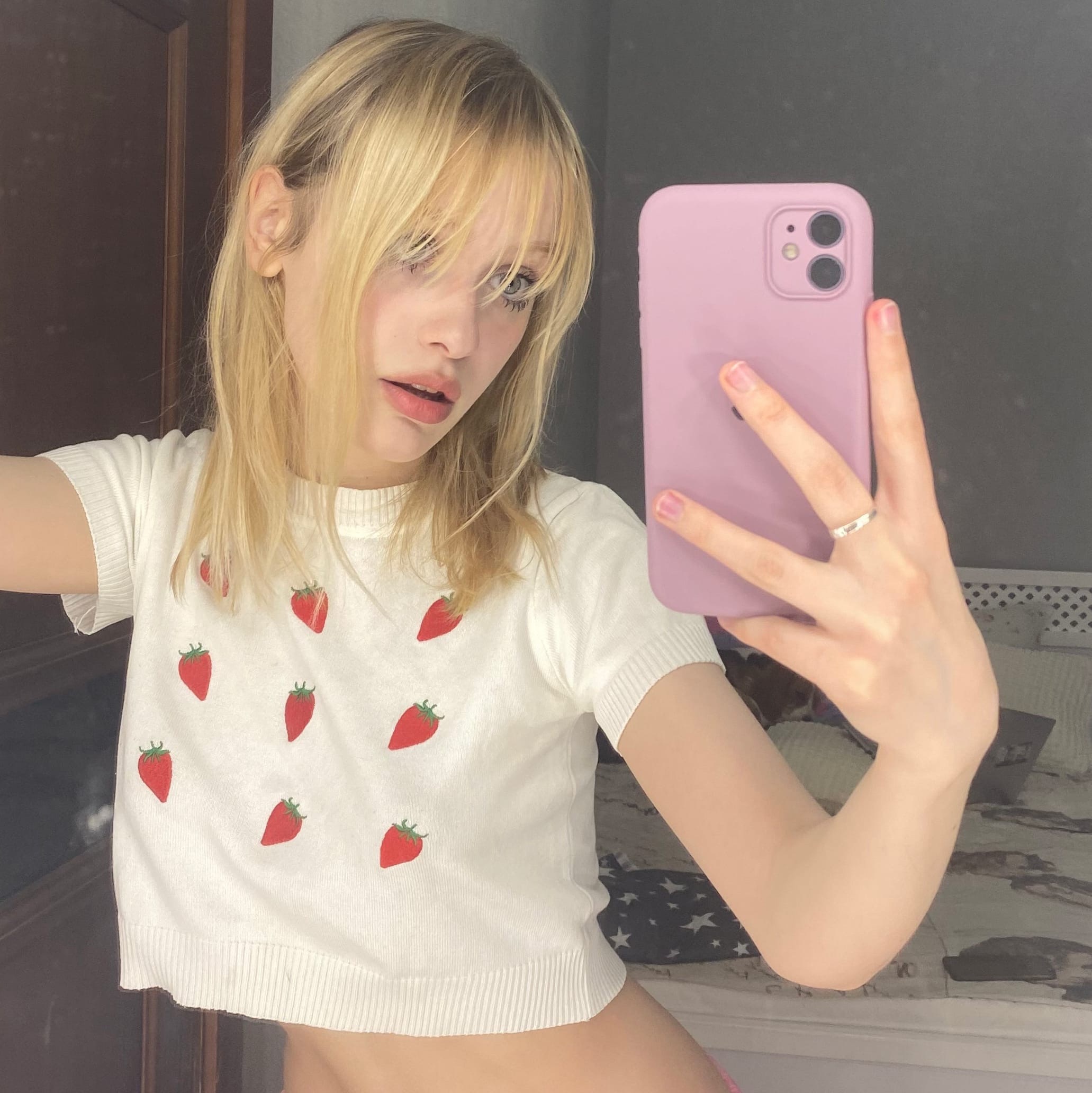 Селфи от taybisox в майке с голым животом. Селфи от taybisox в майке с голым животом.