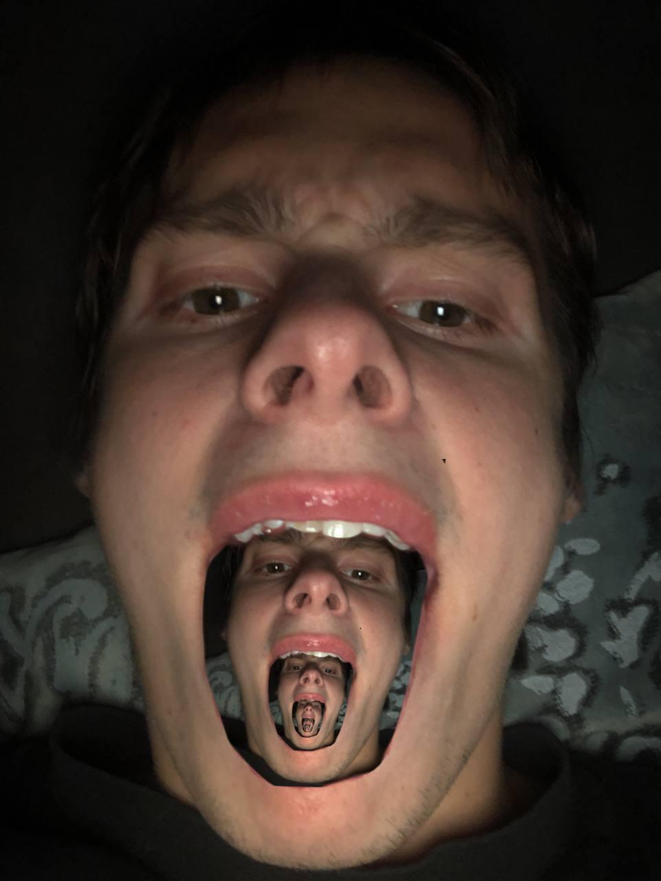 Мемные фотки "Максим 2003" зафотошопил своё лицо у себя во рту. Мемные фотки "Максим 2003" зафотошопил своё лицо у себя во рту.