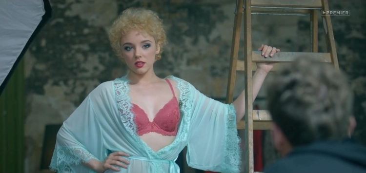 Среди фотографий могут быть как жаркие фото в нижнем белье (чулки, трусики, колготки) так и без него, фотосеты, из личного архива, со съемочных площадок. Среди фотографий могут быть как жаркие фото в нижнем белье (чулки, трусики, колготки) так и без него, фотосеты, из личного архива, со съемочных площадок.