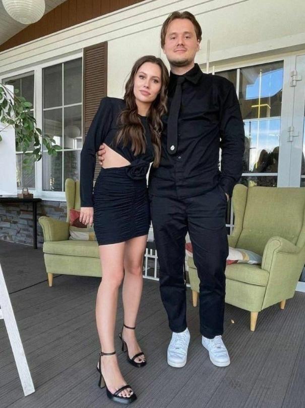 Красивое фото Илья Эксайл в костюме и Каролина в мини юбке. Красивое фото Илья Эксайл в костюме и Каролина в мини юбке.