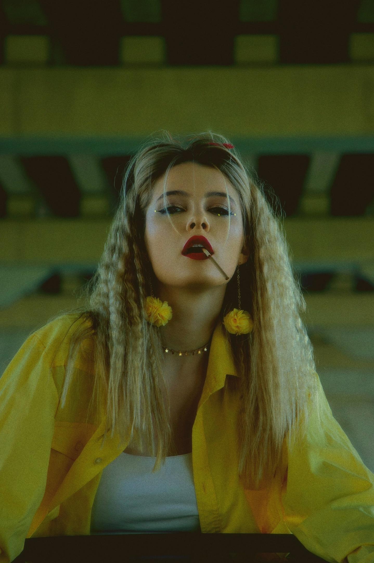 Стильное фото Ваймер с сигаретой в зубах.