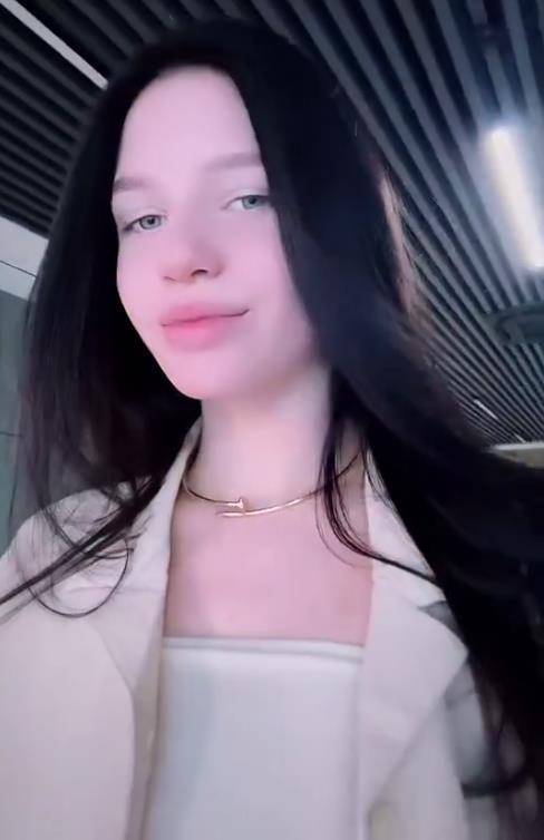 Ещё одно селфи от чёрно-волосой альтушки Папича. Ещё одно селфи от чёрно-волосой альтушки Папича.