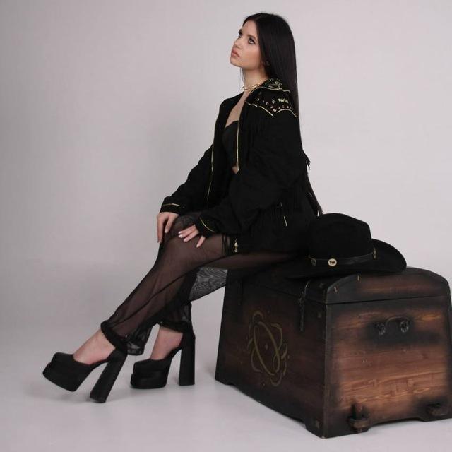 Ещё один откровенный снимок с Ульяной на сундуке. Ещё один откровенный снимок с Ульяной на сундуке.