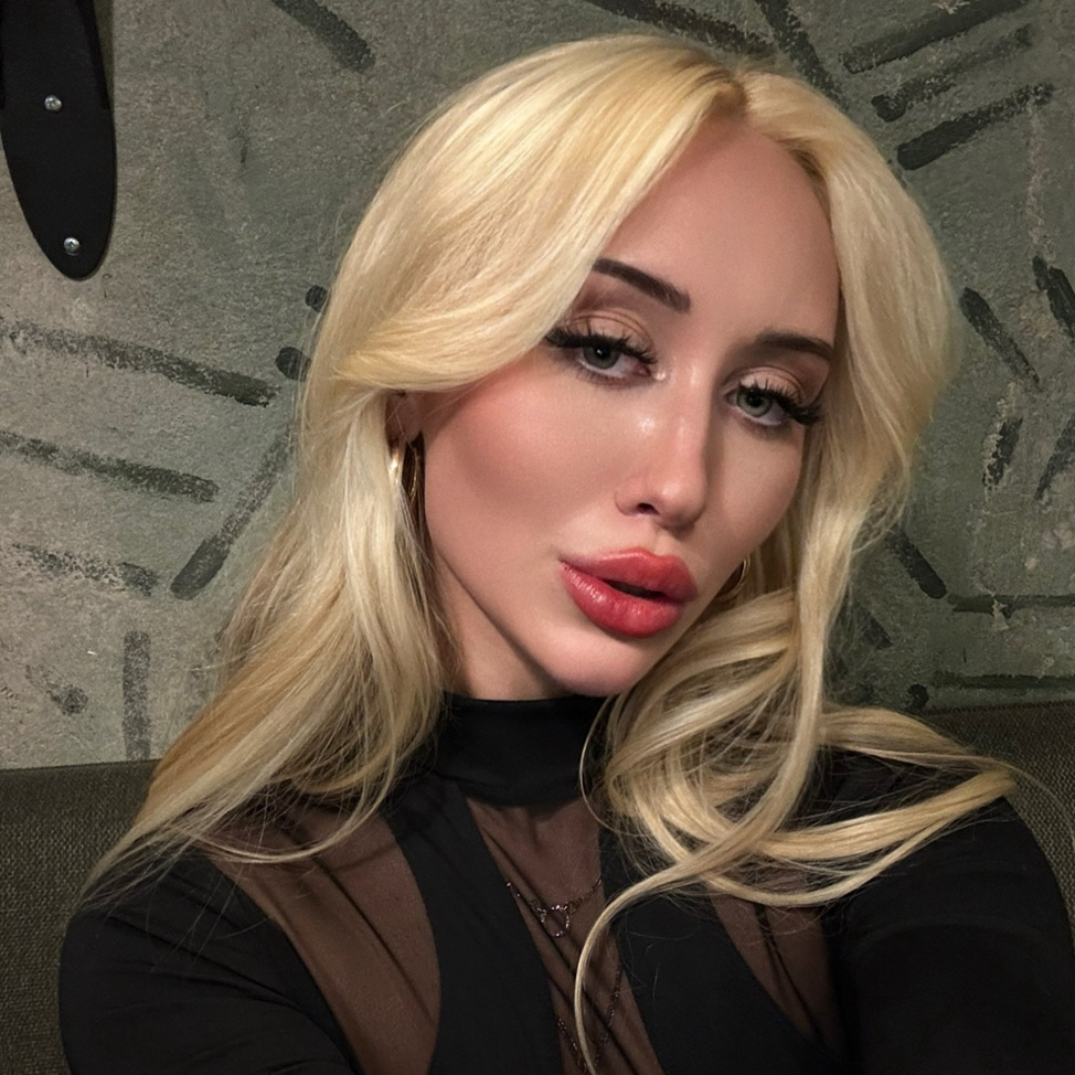 Эффектная блондинка Руденок на крупном селфи. Эффектная блондинка Руденок на крупном селфи.