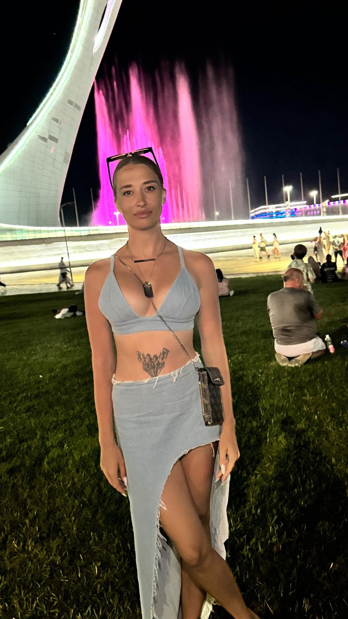 Красивый снимок Наташи Макаровой в мини джинсовой юбке и лифчике на фоне вечернего фонтана. Красивый снимок Наташи Макаровой в мини джинсовой юбке и лифчике на фоне вечернего фонтана.