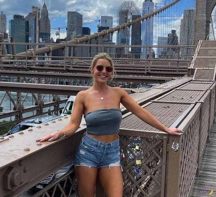 Одна из немногих фоток в обычной одежде на фоне города, который ещё не знает кто к нему приехал. Одна из немногих фоток в обычной одежде на фоне города, который ещё не знает кто к нему приехал.