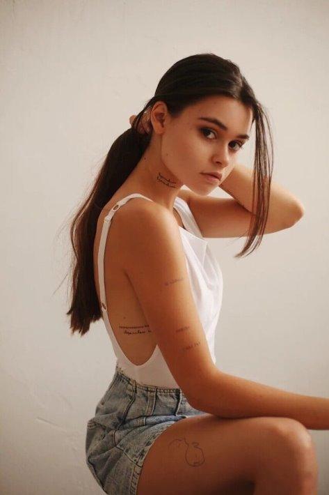 Её нежная кожа ослепительна, невинный строгий взгляд не оставит шансов робкому романтику. Её нежная кожа ослепительна, невинный строгий взгляд не оставит шансов робкому романтику.