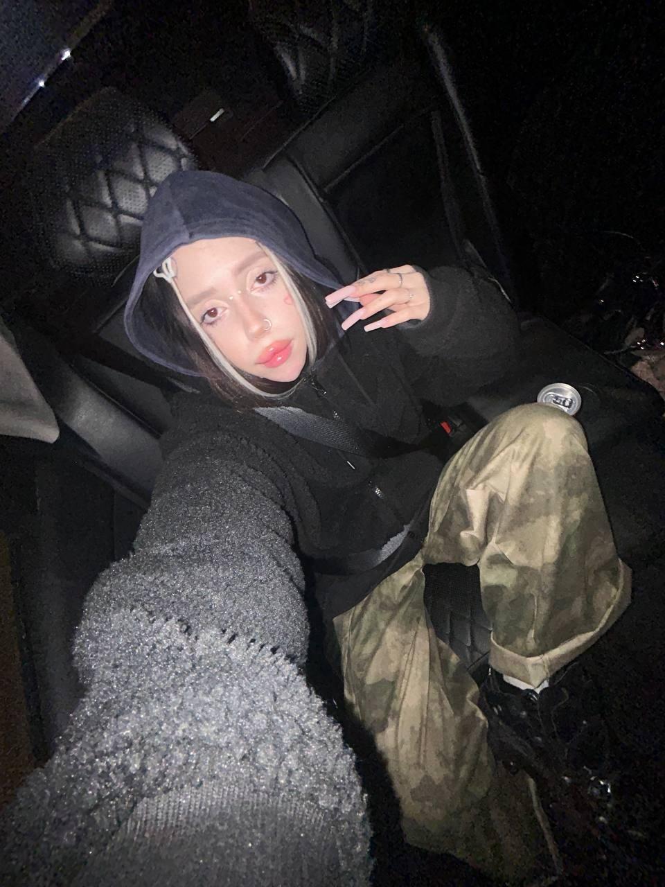 Блогерша любит фоткаться в машине. Блогерша любит фоткаться в машине.