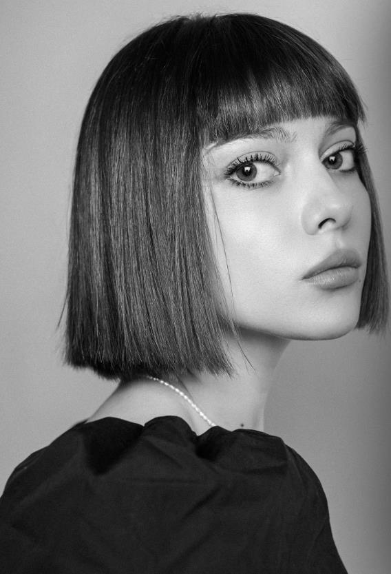 Чёрно-белый снимок Риты крупным планом со стрижкой каре. Чёрно-белый снимок Риты крупным планом со стрижкой каре.