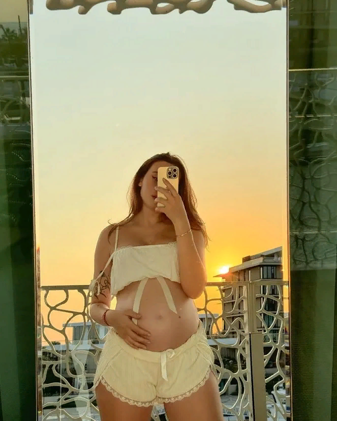 Слитые в сеть фото беременной Юлии Годуновой.