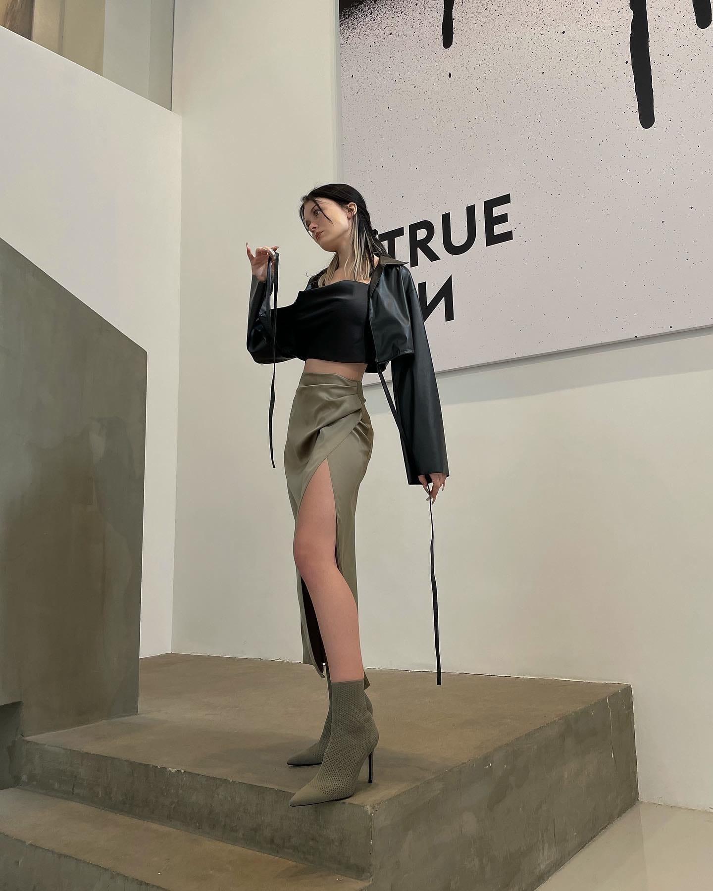 Девушка уже давно стоит на очереди к сливу и вот наконец то мы решили порадовать фанатов годными нюдсами Девушка уже давно стоит на очереди к сливу и вот наконец то мы решили порадовать фанатов годными нюдсами