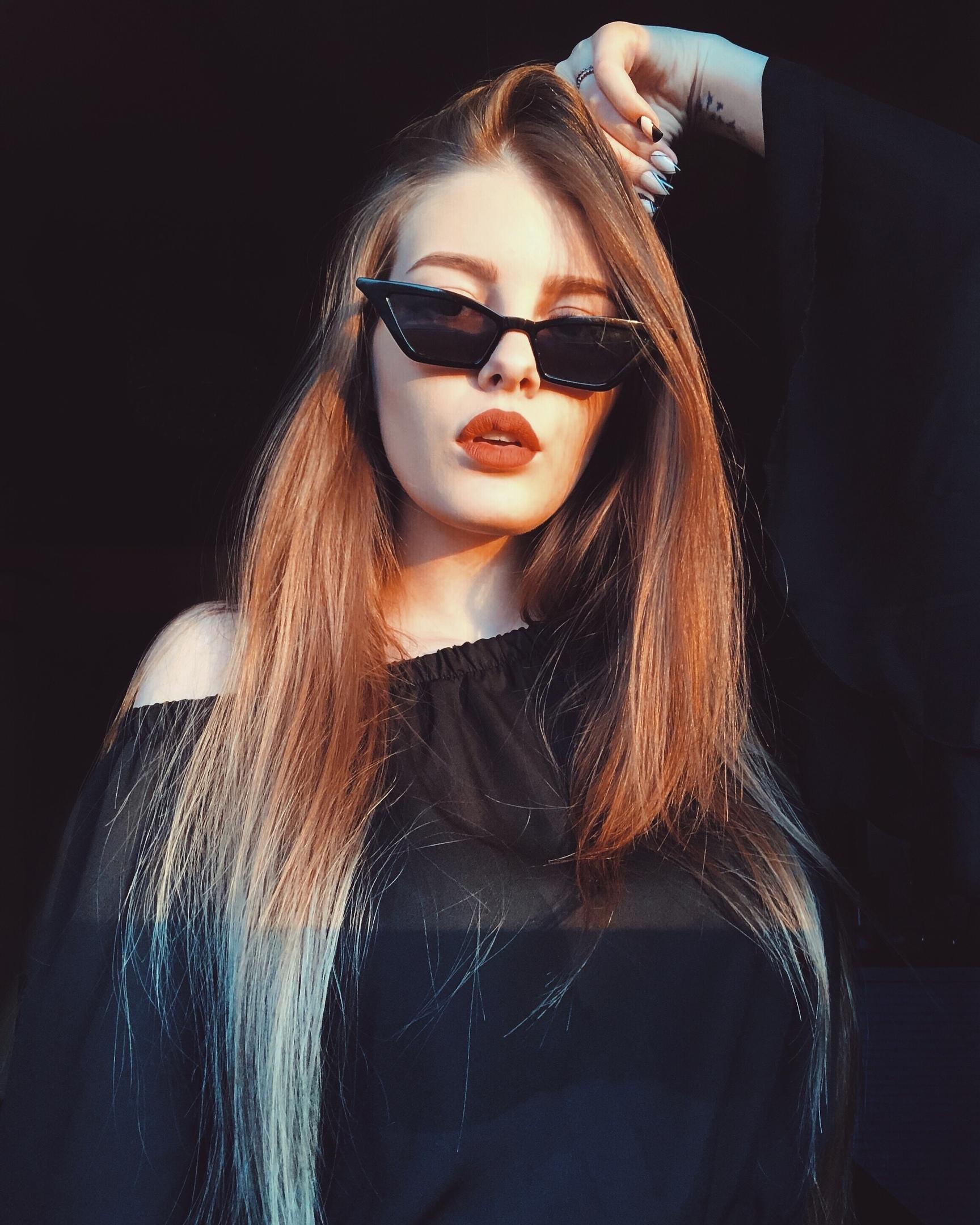 Гламурная "маркиза ваймеровна" в чёрных очках.